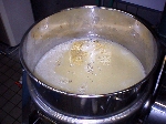 写真：（16）の液を鍋に入れ、（8）のレモンの皮を加え、加熱する
