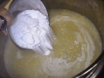 写真：（17）の液と同量の砂糖を4等分し、10～15分おきに鍋に加える
