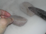 写真：成型したコンニャクノリは熱湯に入れて加熱