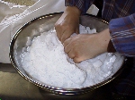 写真：塩の分量から、200gをフタ塩用に取り分ける