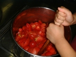 写真：鍋にトマト投入