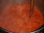 写真：トマトが煮とけるまで加熱