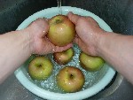 写真：リンゴを軽くこすり洗いする