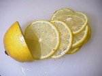 写真：レモンを切る