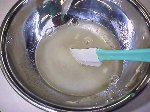 写真：鍋に分量の酢と砂糖を入れ、攪拌して砂糖をとかす