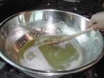 写真：鍋底を擦るように攪拌する