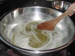 写真：鍋底に砂糖が溜まらないように攪拌し続ける