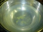 写真：鍋に残った青ウメの煮汁