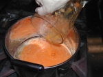 写真：破砕したミカンを鍋に入れる