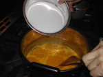 写真：鍋に破砕したミカンを鍋に入れる