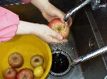 写真：リンゴを洗浄する