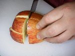 写真：リンゴを四つ割する