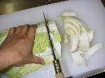 写真：ハクサイのしん（芯）をとりのぞき、2cm幅に切る