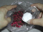 写真：ポリエチレン袋にサクラの花と塩を入れる
