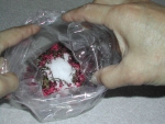 写真：写真：ポリエチレン袋にサクラの花と塩を入れる
