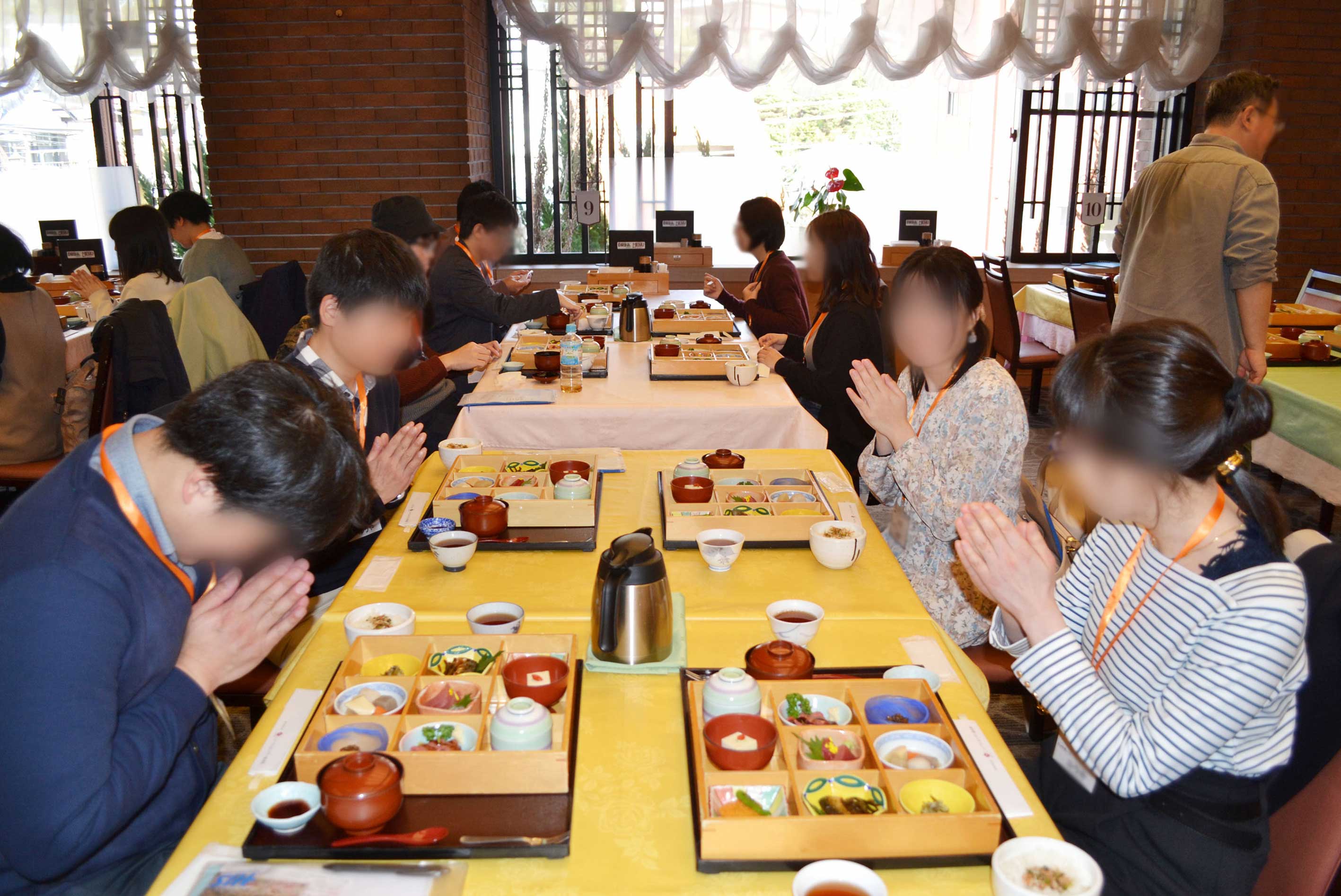 昼食の光景