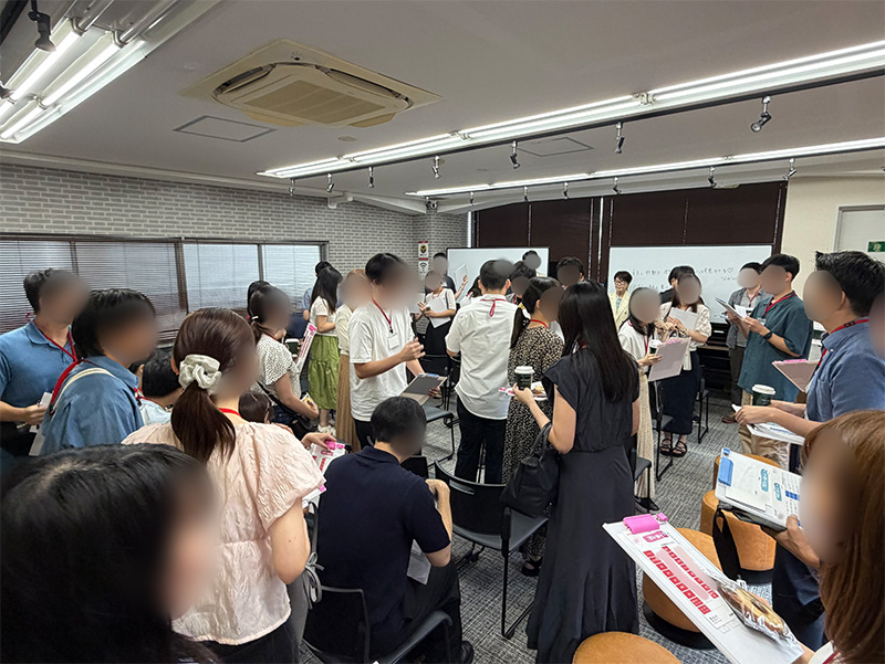 フリータイムでお話をしたい相手に声をかける会場の様子
