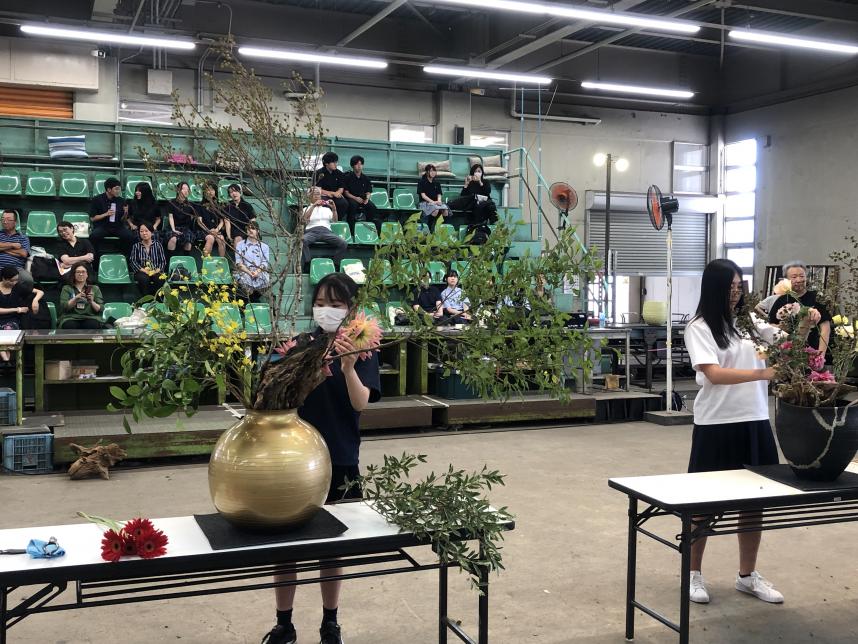 花いけ練習に取り組む生徒達