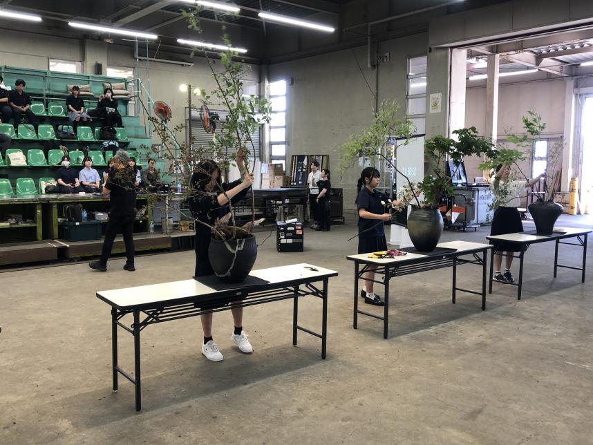 花いけを披露する生徒達