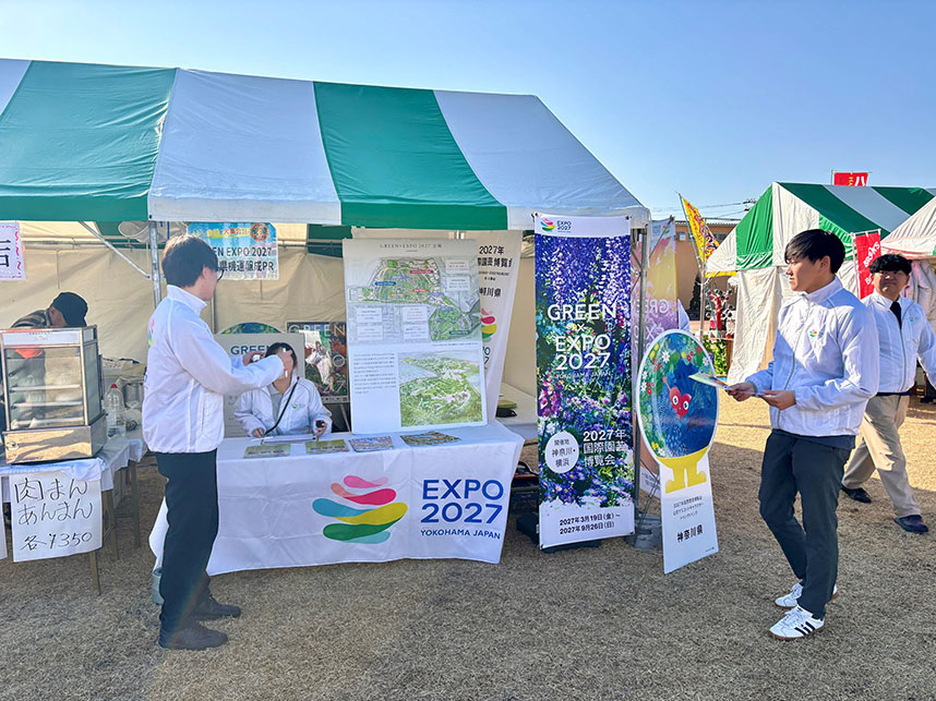 来場者へのチラシ配布