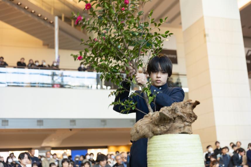 出場者が花を生ける様子1