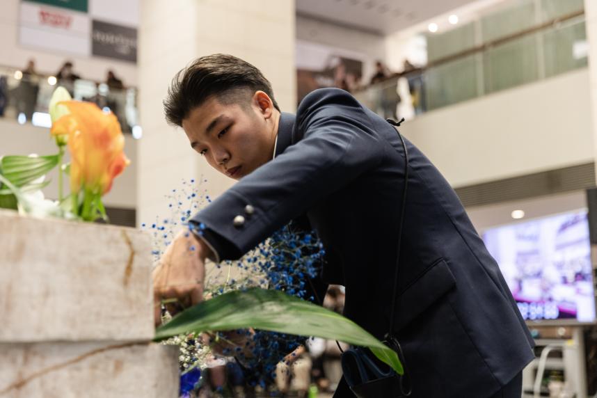 出場者が花を生ける様子2