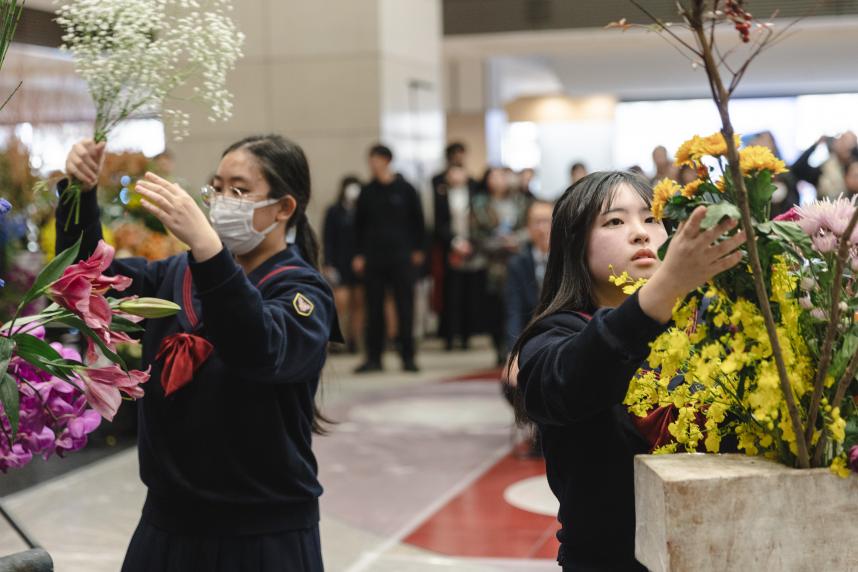 出場者が花を生ける様子3