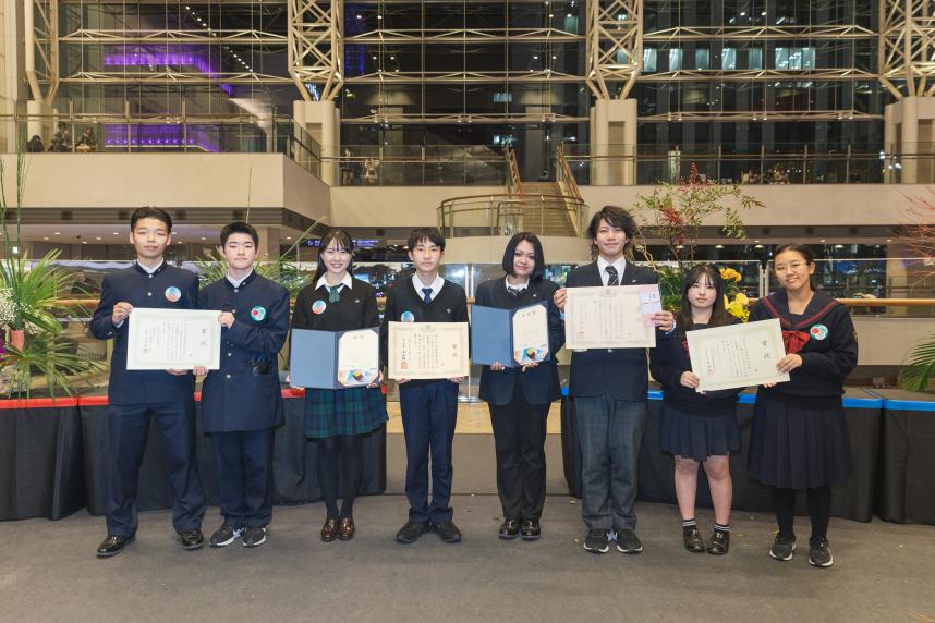 賞状を持つ受賞者の皆様