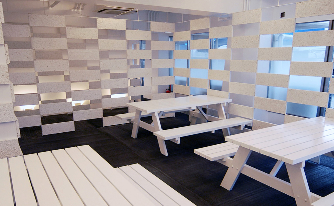 真っ白なクラブハウスの内装