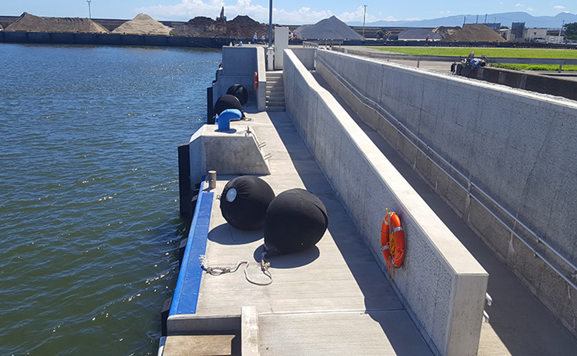 湘南マリーナの入り口