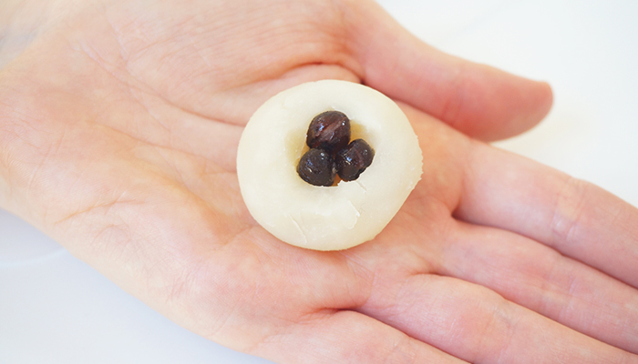 Once the different doughs are prepared we will start by making the inside of the apple using the white bean paste.