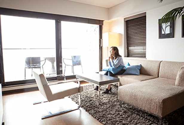 ソファに座っている奈々