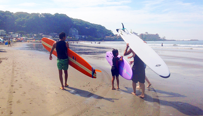 家族３人の後ろ姿