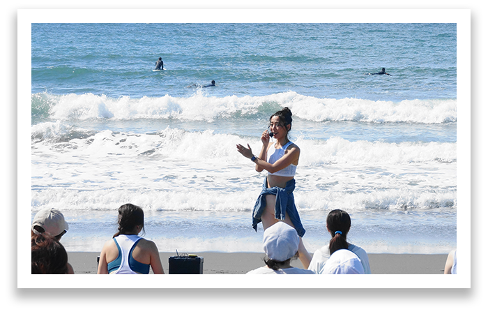 スピーチしている和香先生