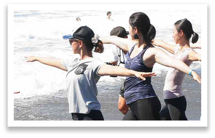 後ろから見る片足を前後に伸ばすポーズ