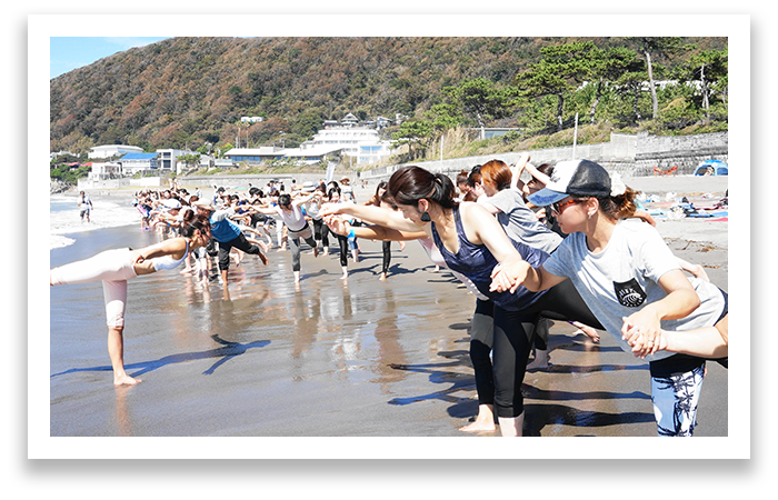 横ろから見る片足を前後に伸ばすポーズ