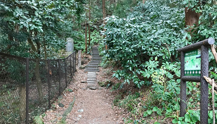 高時腹切やぐら入り口