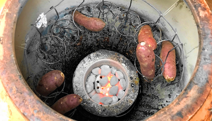 壺焼きで焼いている焼き芋