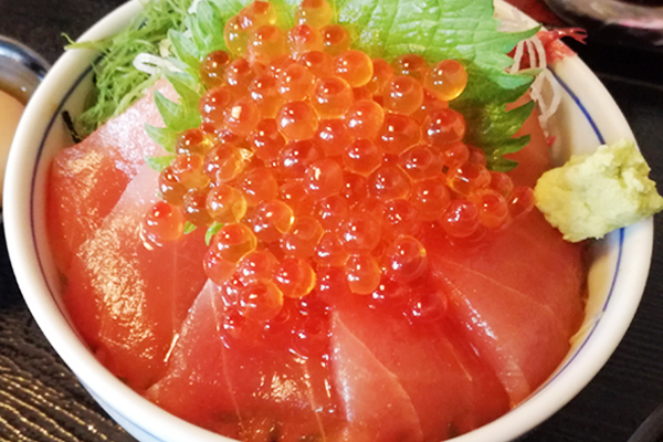いくらが載っている海鮮丼