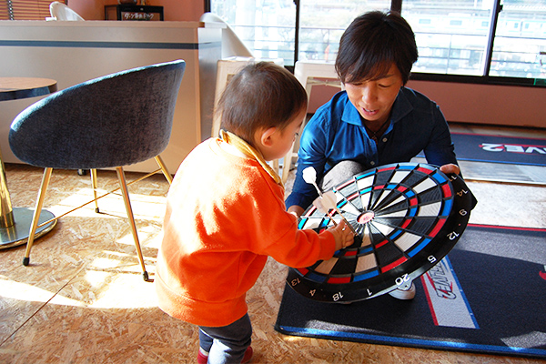 子供と遊んでいる岡本さん