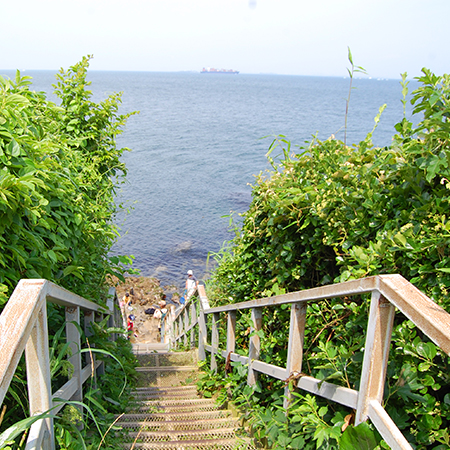 階段から見る海
