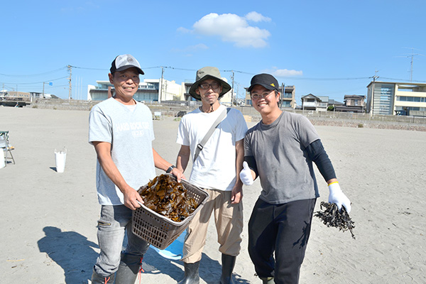 地元の漁師さんたち。普段から網にかかった海藻を集めて提供してくれている