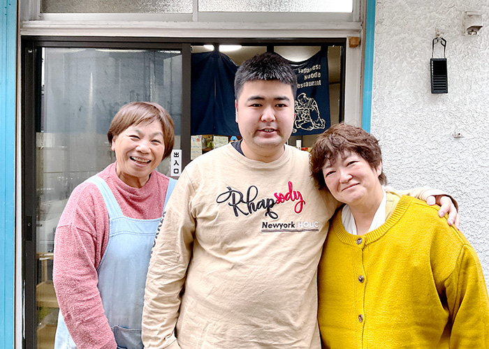 左から調理・接客担当の上野さん、静さん、雅美さん