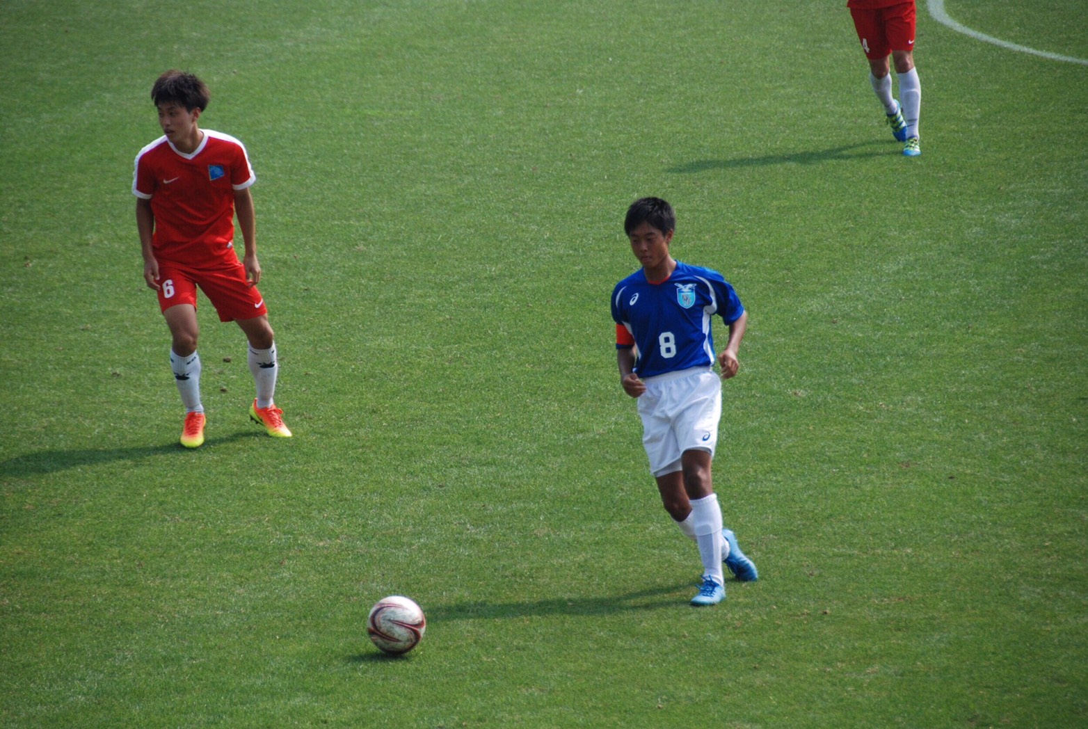 サッカーをプレーする柴田さんの写真