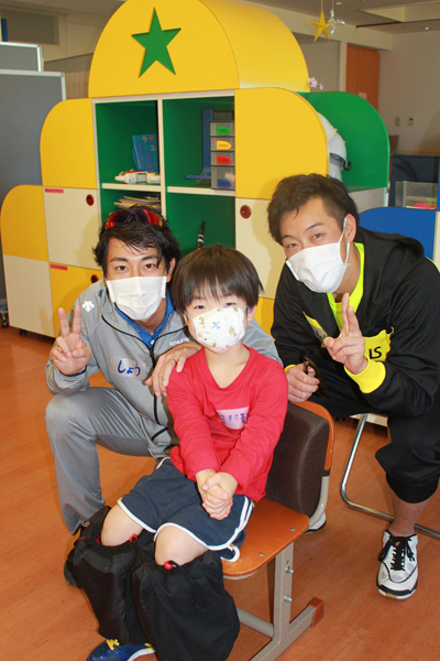 田村勇志くん 入院中にスポーツ教えてくれるお兄さんたちと一緒に病室での一枚