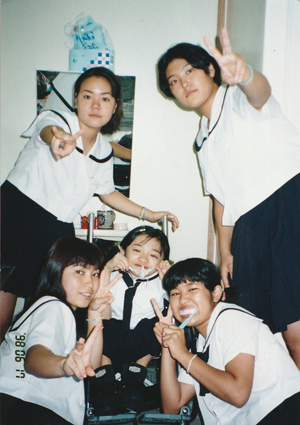 高校のセーラー服の制服を着て友達と一緒に映った写真