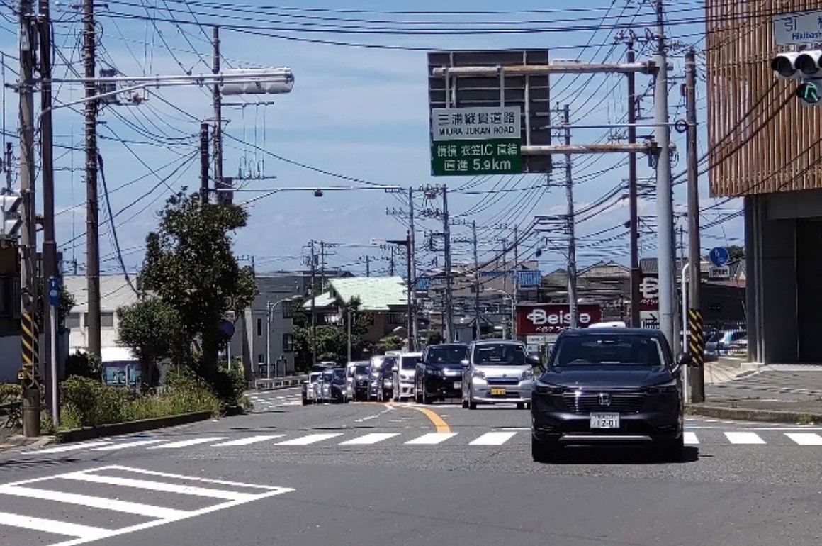 渋滞する国道134号の様子
