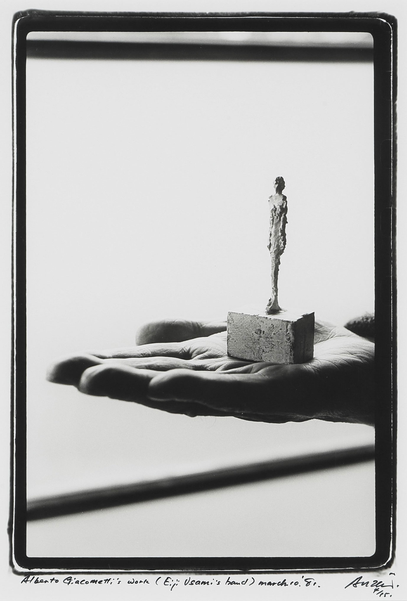 写真:安齊重男「宇佐見英治の手の上のアルベルト・ジャコメッティ」1981年