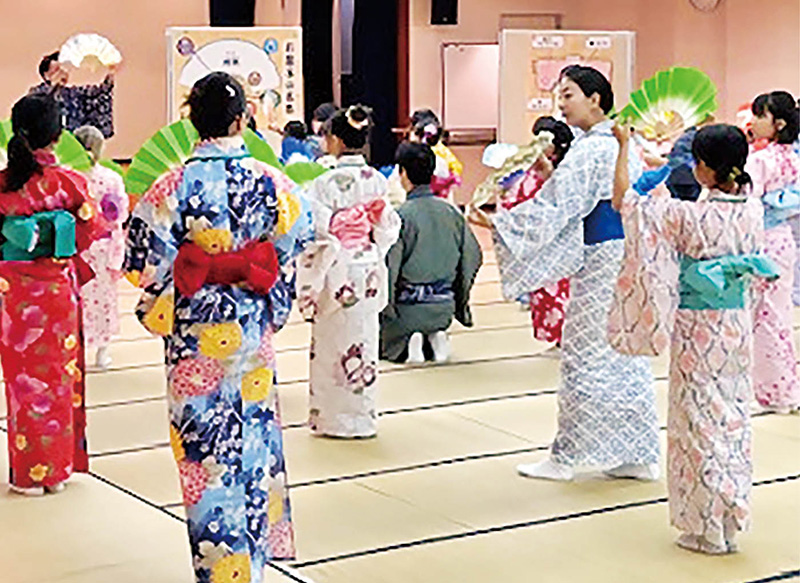 日本舞踊の踊りの稽古をする参加者