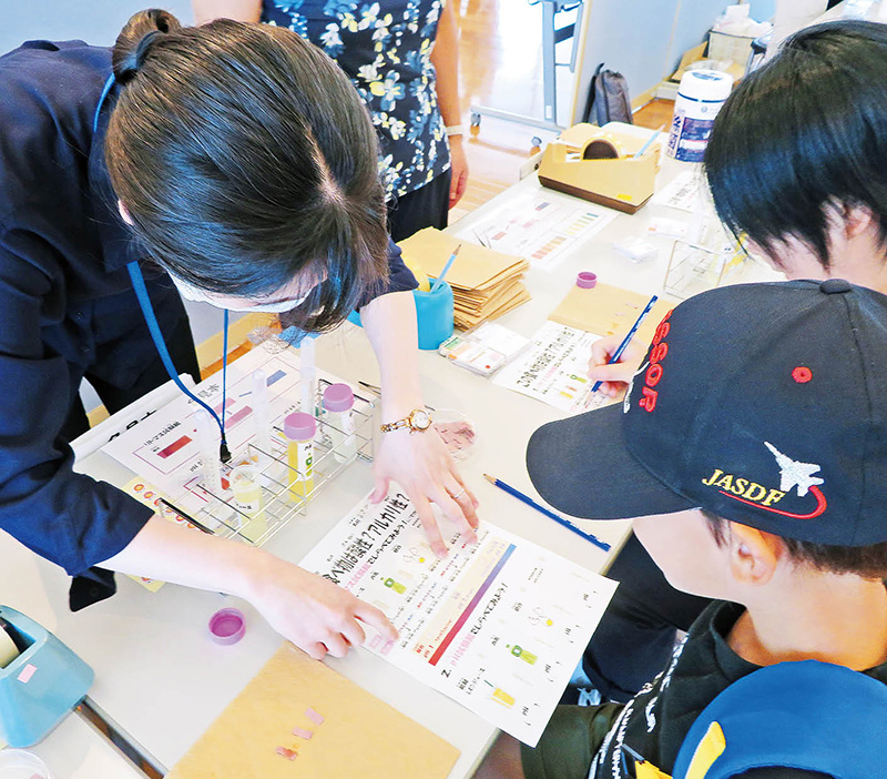 県衛生研究所で学習の様子
